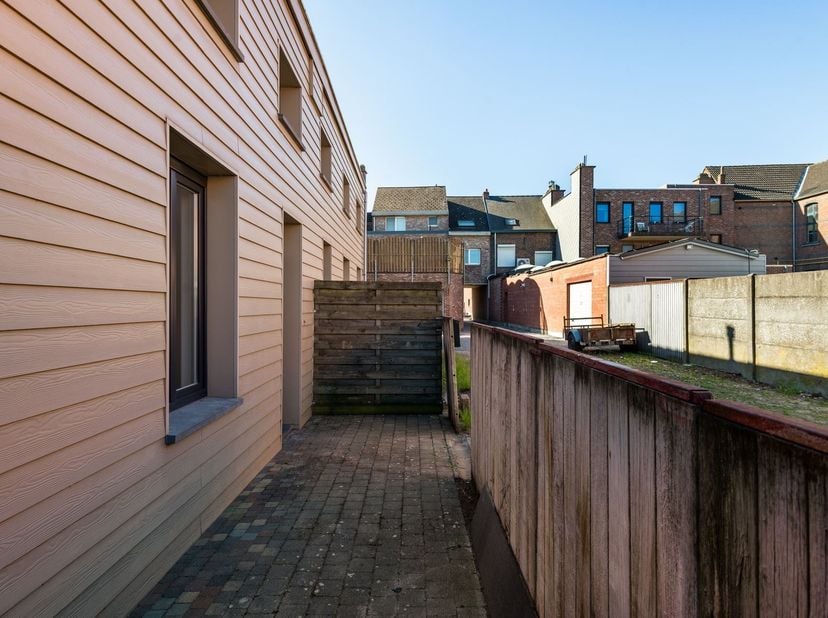 Instapklare woning met 1 slaapkamer en koer in centrum Lier!<br />
<br />
Deze instapklare woning is gelegen in een gezellig steegje vlak naast de B