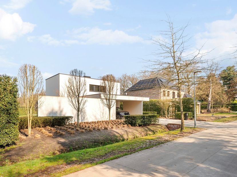 In een doodlopende straat, midden in het groene en kindvriendelijke Oud-Turnhout, bevindt zich deze bijzonder energiezuinige moderne villa op een mooi