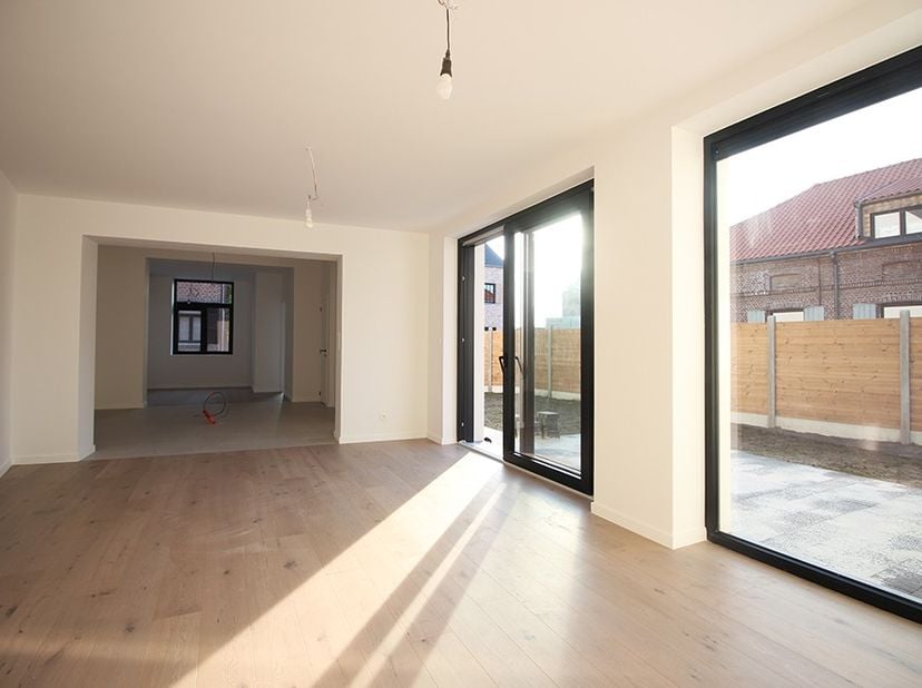 Cette maison a été entièrement rénovée récemment (2026) (tout est neuf…) pour devenir une habitation économe en énergie (label EPC A) équipée d’une po