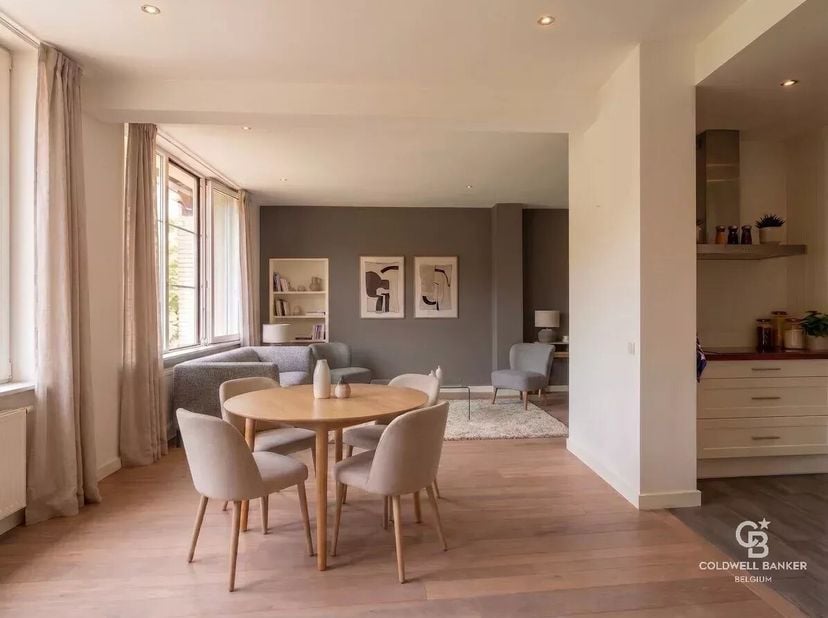 Un cadre de vie unique entre Histoire, Nature et Modernité<br />
Laissez-vous séduire par cet appartement de 107 m², niché au cur du prestigieux domai