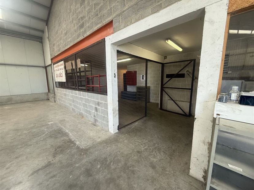 Nous proposons à la location un espace de stockage de 48 m², idéal pour indépendant, artisan ou stockage professionnel.<br />
Sécurité optimale :<br /