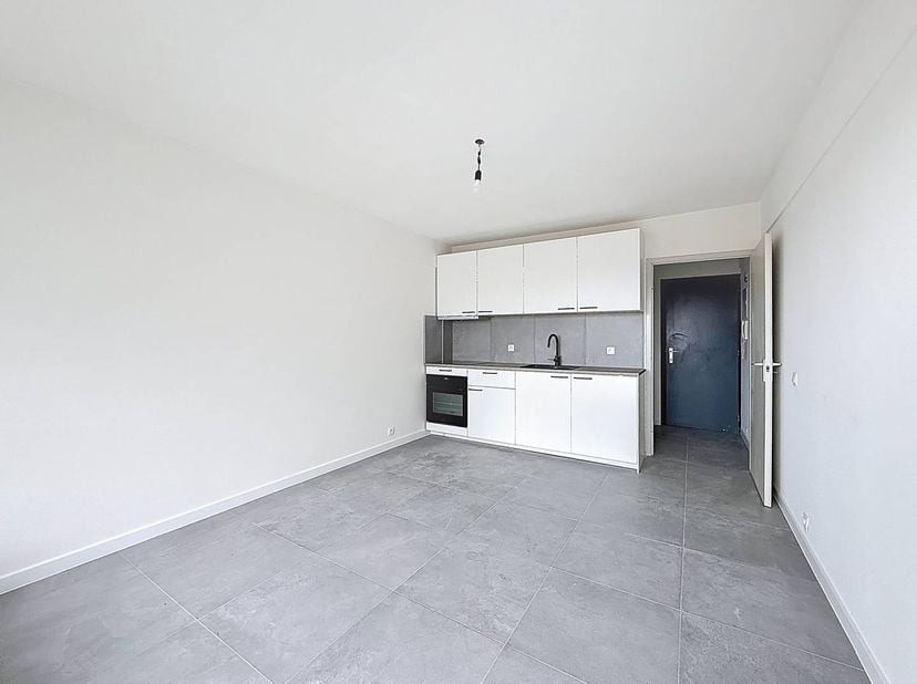 Vernieuwde studio (24m²) te huur te Koksijde-bad.  Vlak bij strand, winkels, .. .Instapklaar!<br />
<br />
Bekijk zeker de 360° tour doorheen de studi