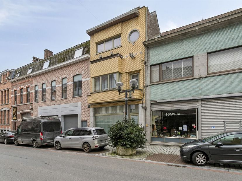 Volledig gerenoveerde woning met terras en 2 slaapkamers, gelegen achter een karaktervolle gevel. De woning werd smaakvol vernieuwd met aandacht voor
