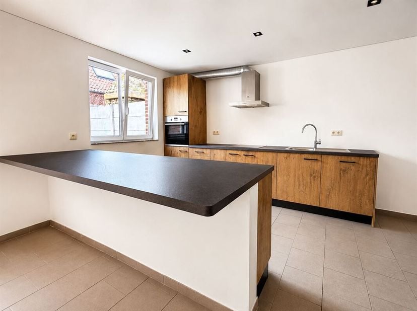 Aantrekkelijk appartement op de begane grond met een totale oppervlakte van ongeveer 70 m² en een binnenplaats van 27 m² gelegen in het hart van het d