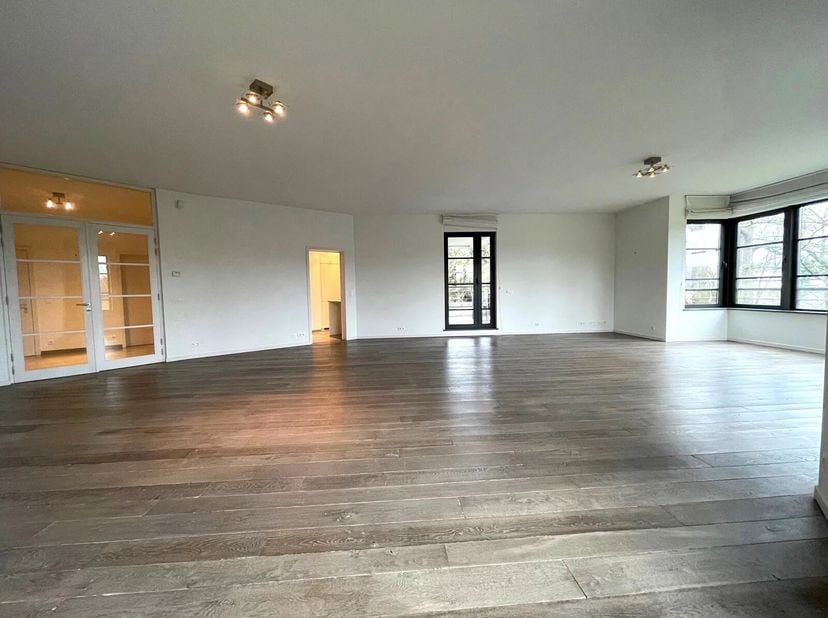 Gelegen op korte afstand van het Woluwe Park en het Tram Museum, biedt dit prachtige luxe gemeubileerde appartement een oppervlakte van ongeveer 193 m
