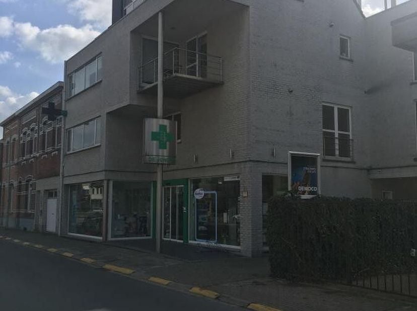 Dit instapklare kantoorgebouw in Willebroek biedt je een direct operationele en hoogwaardige werkplek op een strategische locatie. De kantoorruimte op