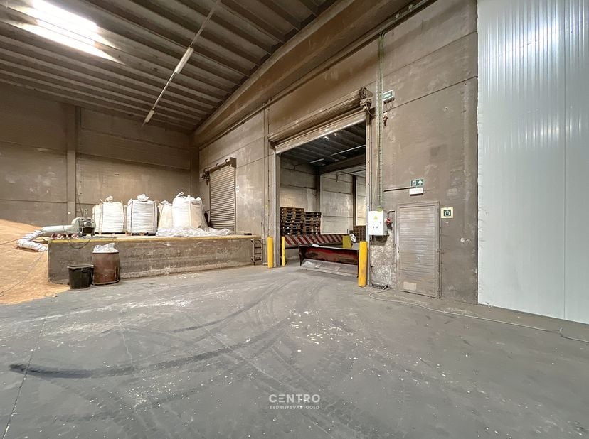 Benaderende bruto-AFMETINGEN:&amp;nbsp;<br />
Magazijn: 600m²&amp;nbsp; (30x20m).<br />
Ruim verhard gemeenschappelijk parkeerterrein met slagboom.<br />
<br
