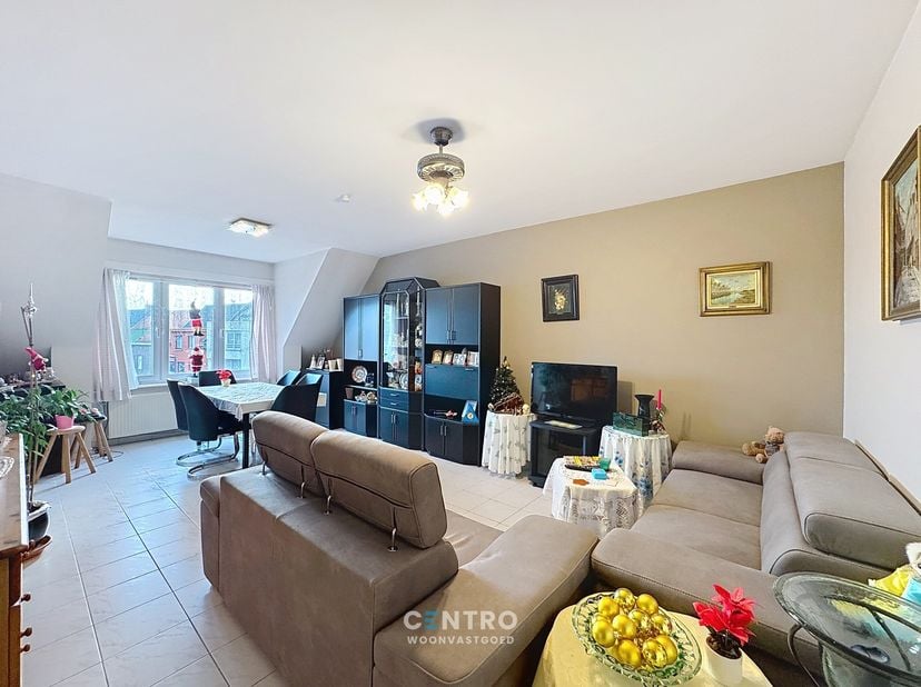 In een doodlopende straat te Uitkerke ligt dit LICHTRIJK appartement met 2 ruime slaapkamers en mogelijkheid tot aankopen van een garagebox!<br />
<br