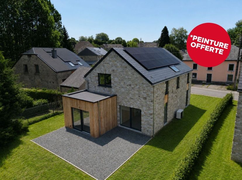 Lagence ERA B-LUX vous présente cette villa construite en 2026, avec jardin, garage et mare, située dans un environnement paisible à deux pas du centr