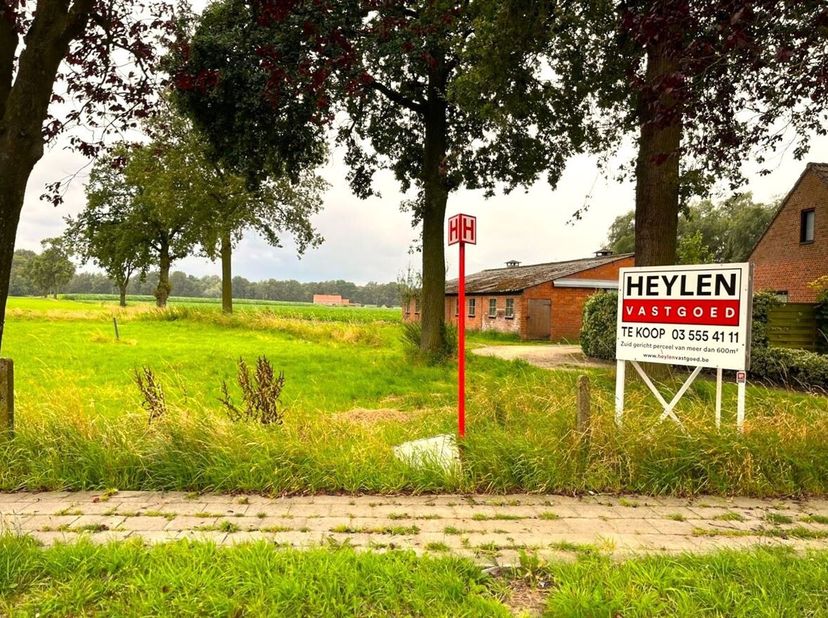 Bouwgrond geschikt voor een open bebouwing met een oppervlakte van meer dan 600 m² gelegen te Sint-Lenaarts<br />
Ligging: Landelijk gelegen op een st