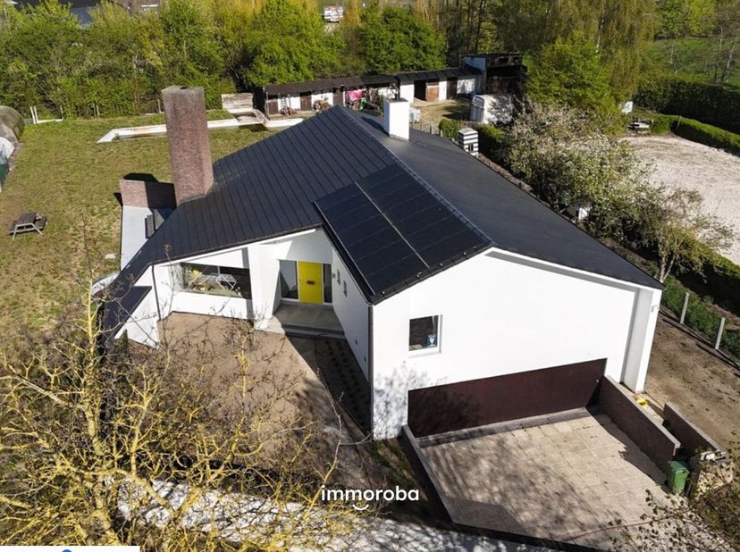 Deze prachtige villa is gerenoveerd in 2021 en biedt alle moderne comfort in een rustige omgeving. De woning heeft een bewoonbare oppervlakte van 240m