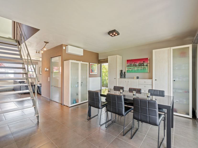 Deze woning in de Meirelos is rustig gelegen in een aangename woonwijk en biedt volledige privacy, terwijl alle voorzieningen zoals winkels, scholen e