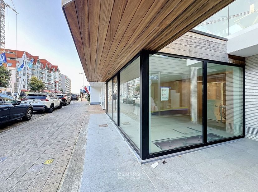 OPPERVLAKTEN:<br />
Constructie - bewoonbare oppervlakten<br />
Handelsgelijkvloers: ± 100 m²<br />
Kelderberging: ± 30m²<br />
<br />
INDELING:<br />