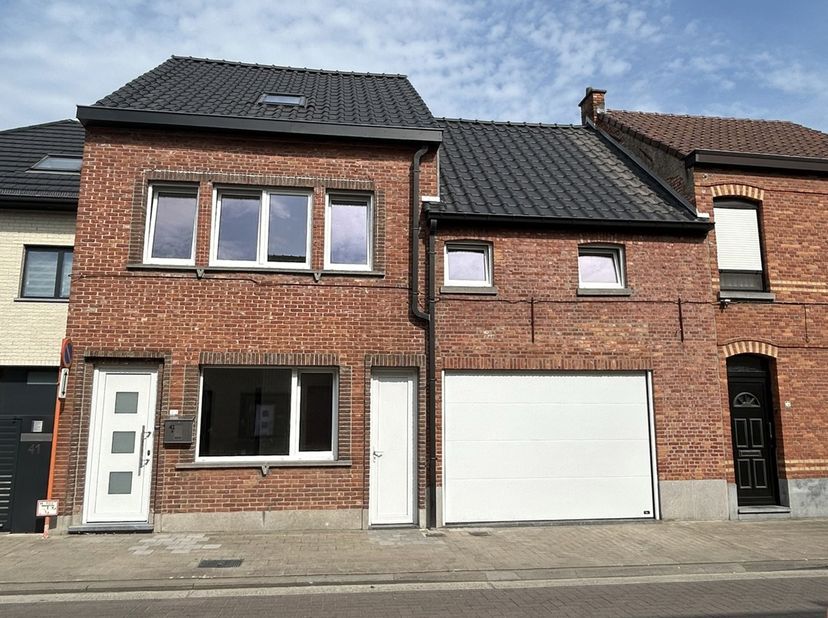 Deze ruime woning is gelegen nabij het centrum van Zele. <br />
Vlot bereikbaar en op fiets- en wandelafstand van openbaar vervoer/station Zele, de ma