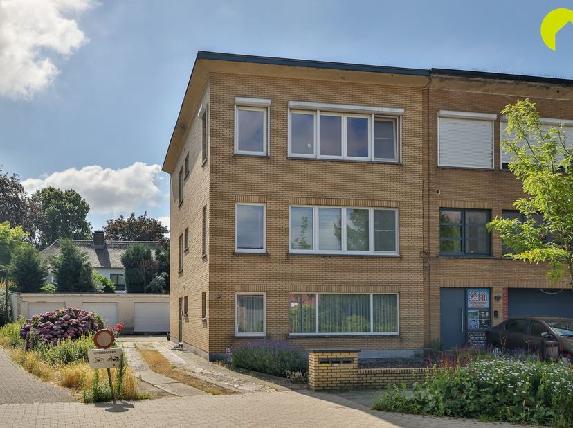 Dit verzorgd 2-slaapkamer appartement met tuin én garagebox, is gelegen in de Drabstraat, vlakbij fort 4.  Ook de sporthal, de Colruyt, fitness en ope