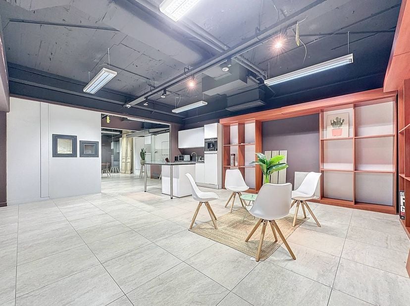 Cet immeuble commercial situé dans le centre commercial « De Kern » à Wilrijk est proposé à la vente.<br />
<br />
Le bâtiment dispose d'un espace com