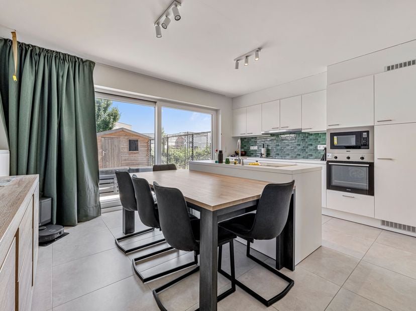 Nieuwbouwwoning met 3 slaapkamers is opzoek naar zijn eerste huurders!<br />
BEN-woning waarbij we binnenkomen in de inkomhal met een toilet en toegan