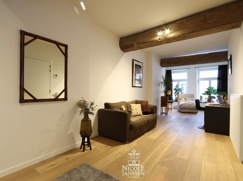 Dit mooie appartement met lift werd ingericht met kwalitatieve materialen. Het sfeervolle karakter en de luchtige ruimtes zijn zeker een troef. Op het