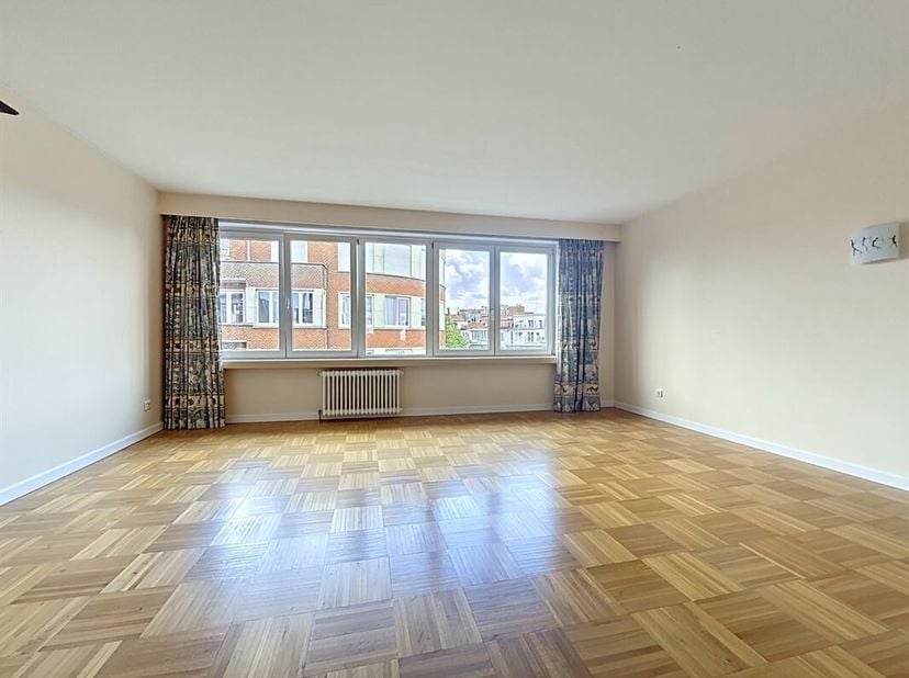 Dans le charmant Square des Latins à proximité des transports en commun et des commerces bel appartement situé au 5 et dernier étage dun petit immeubl