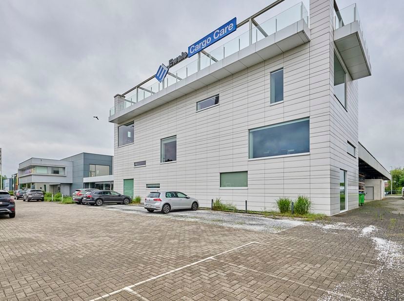 In de Vaartstraat in Genk staat dit bedrijfsgebouw te koop. De ligging aan de Westerring geeft het pand een uitstekende zichtbaarheid. Het gebouw is g