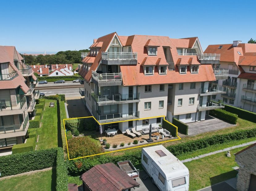 Prachtig instapklaar woonappartement (109 m² + 44 m² tuin en terras) vlakbij zee!<br />
Ontdek dit uniek gelegen gelijkvloers appartement in Nieuwpoor