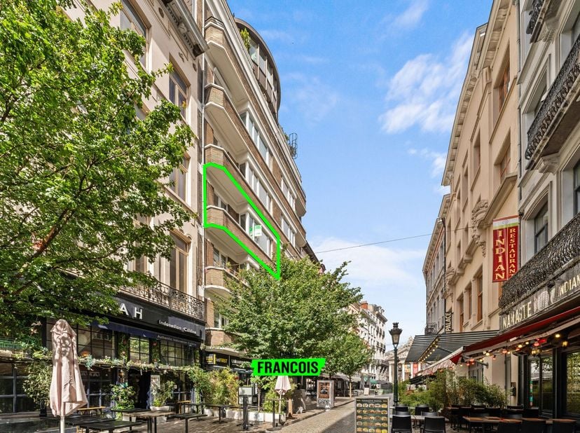 Cet appartement à rafraîchir, situé dans le centre historique de Bruxelles à deux pas de la Bourse et de la place Saint-Géry, se trouve au troisième é