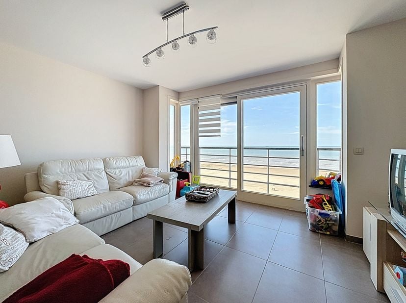 Appartement d'investissement avec vue frontale sur la mer, situé sur la digue à La Panne.<br />
L'appartement comprend un espace de vie lumineux offra