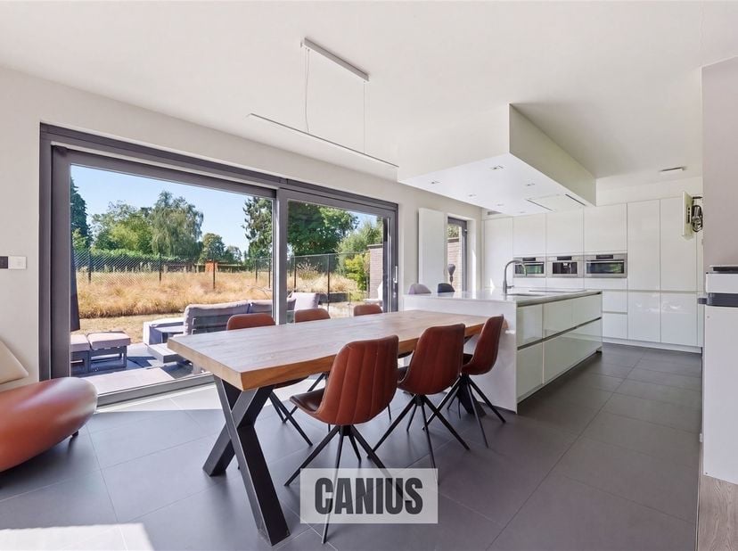 MODERNE, INSTAPKLARE WONING MET 3 SLPK EN ZUIDGERICHTE TUIN<br />
Op zoek naar een ruime, moderne en energiezuinige woning in Diepenbeek? Deze verzor