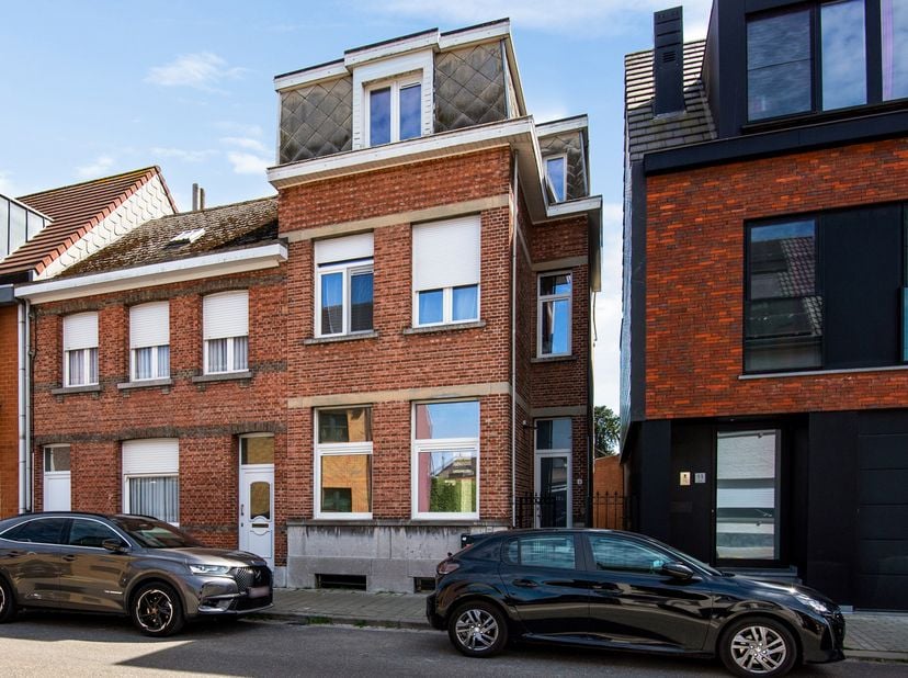 Bent u op zoek naar een interessante opbrengsteigendom in het fiscaal aantrekkelijke Aartselaar? Dan is deze unieke opportuniteit, gelegen vlakbij de