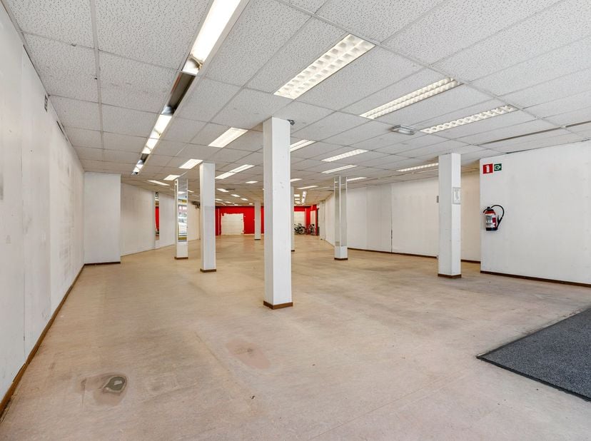 Deze commerciële winkelruimte is gelegen in het centrum van Lommel. Deze winkelruimte is een uitstekende investeringsmogelijkheid voor ondernemers die