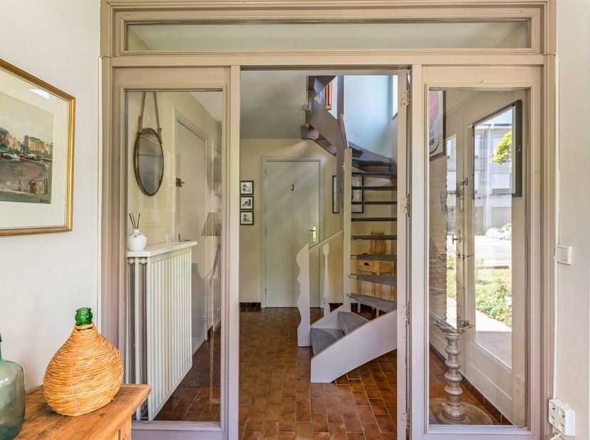 Ligging: Deze woning bevindt zich in een rustige doodlopende straat, op wandelafstand (200m) van Park Distelhoek. Dankzij de uitstekende ligging genie