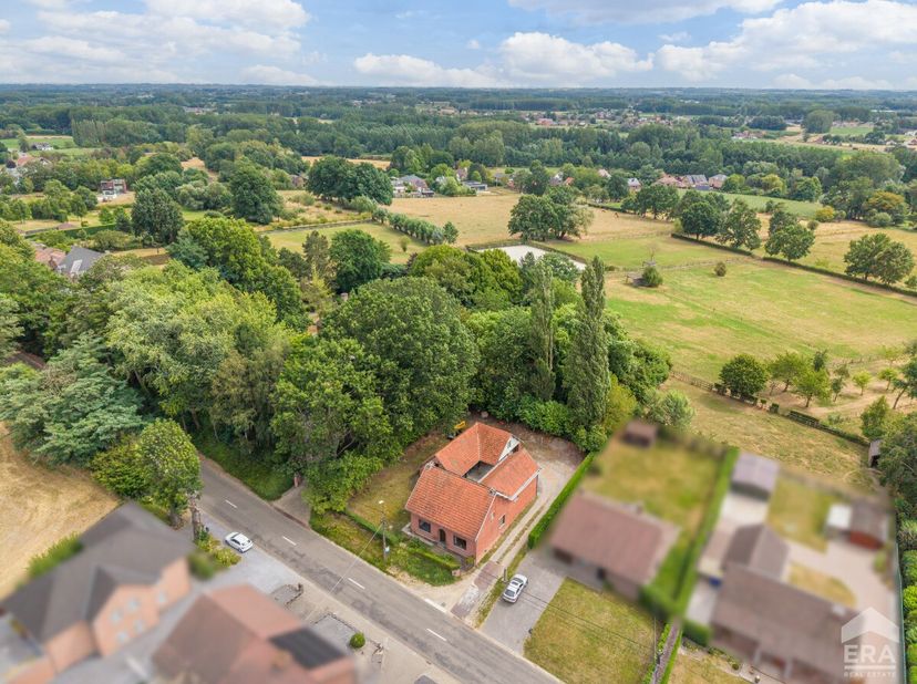 e charmante open bebouwing uit 1942 is gelegen in Sint-Lambrechts-Herk, een gegeerde deelgemeente van Hasselt. De woning bevindt zich op een rustige l