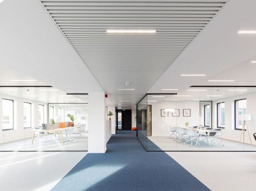 Dit kantoorgebouw aan de Troonstraat maakt het mogelijk om je te vestigen in een gerenoveerd pand met een uitstekende ligging nabij het Luxemburgplein