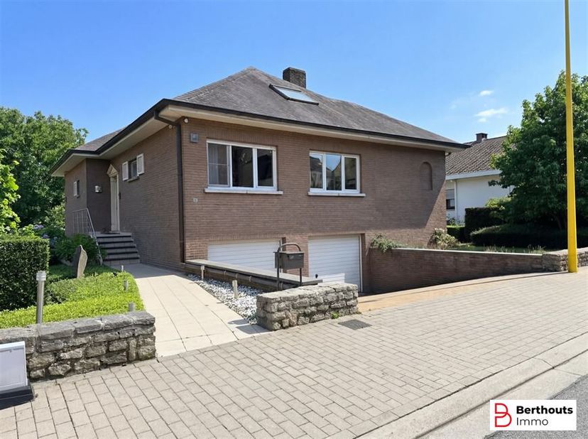 TOPBUURT!  KINDVRIENDELIJKE OMGEVING!  RESIDENTIEEL GELEGEN! <br />
 Energiezuinige, ruime 4-gevel villa met mooie, prachtig aangelegde  tuin op een p