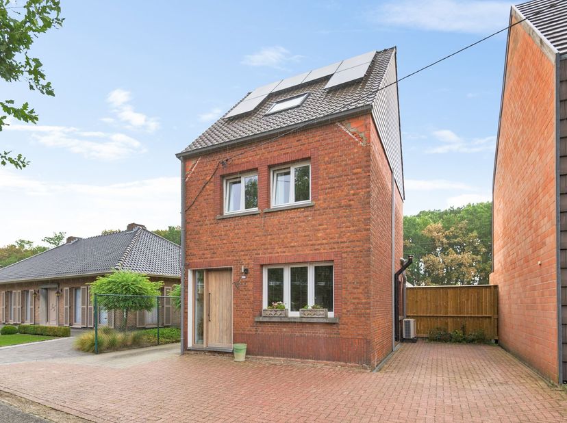 Instapklare vernieuwde gezinswoning met 3 slaapkamers en een tuin op een centrale ligging te Essen-Wildert<br />
<br />
Deze woning is stijlvol gere