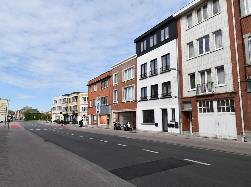 Prachtig vernieuwd appartement, centraal gelegen in het centrum van Kortrijk en dus vlakbij slager, bakker, winkels, scholen,...<br />
Het appartement