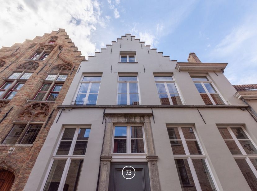 Deze stadswoning in de Pieter Pourbusstraat biedt een interessante ligging vlak in het centrum van Brugge en combineert dit met authentieke elementen