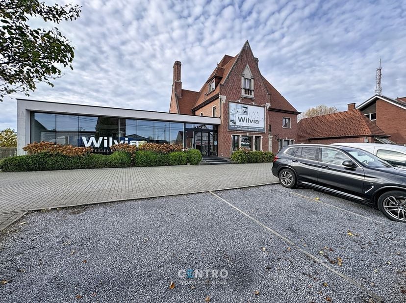 Villa met UITSTRALING + ruime handelsruimte met ruime parking op uiterst commerciële ligging met grote ZICHTBAARHEID te Roeselare!<br />
<br />
INDELI