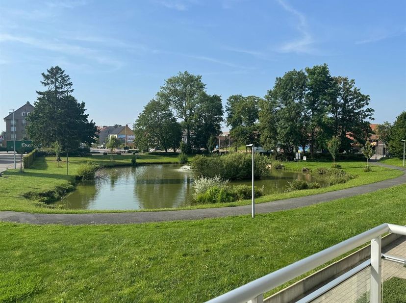 Appartement moderne à louer à Vichte 775/mois + 50 syndic<br />
Cet appartement de 85 m², prêt à être emménagé, est situé dans un immeuble récent béné