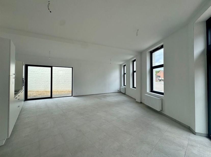 Volledig gerenoveerd gelijkvloers appartement met 2 slaapkamers en tuin te huur in het centrum van Berlaar!<br />
Ligging<br />
Dit prachtig gerenovee