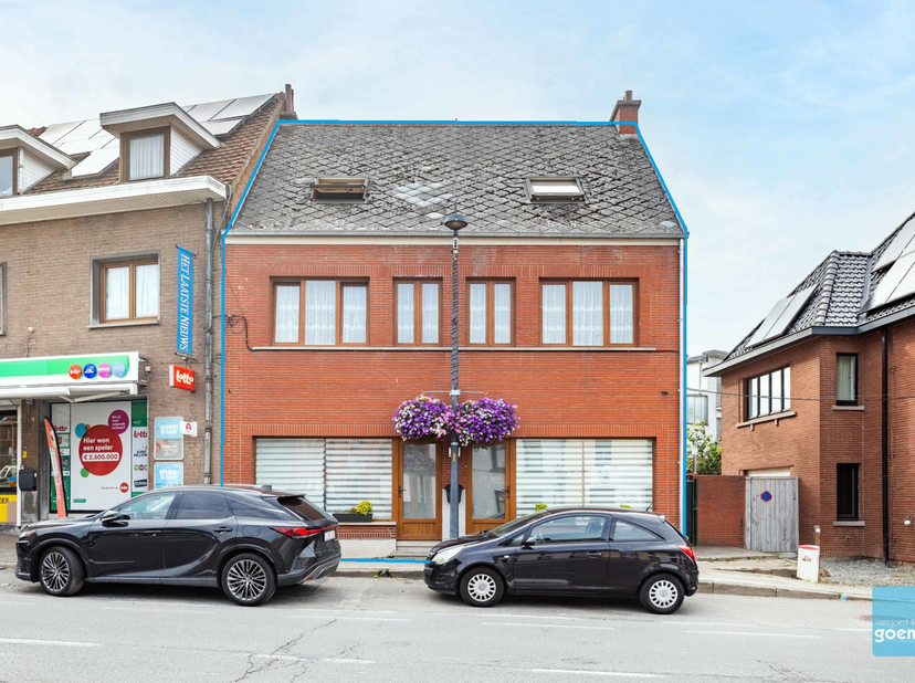 In het hartje van Kerksken dorp bevindt zich deze verrassend ruime woning met een mooie stadstuin, groot zonneterras en mogelijkheid tot handelsruimte
