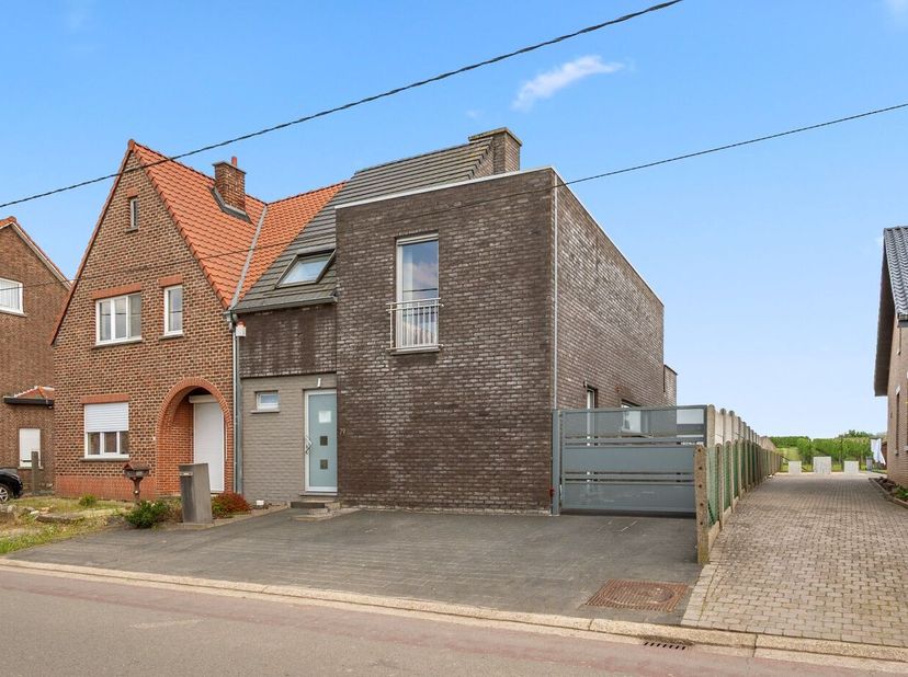 Ontdek deze ruime gezinswoning op een perceel van 5 are, gelegen in het mooie en rustige Geetbets. De woning beschikt over 4 volwaardige slaapkamers e