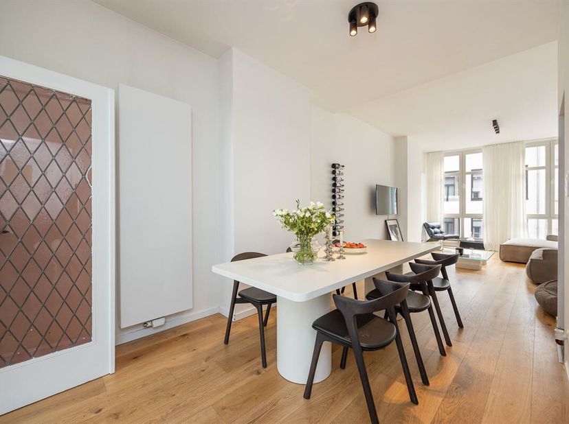 Gelegen op een centrale ligging in het stadscentrum, doch in een rustige straat, bevindt zich dit prachtig gerenoveerd Triplex appartement in een klei