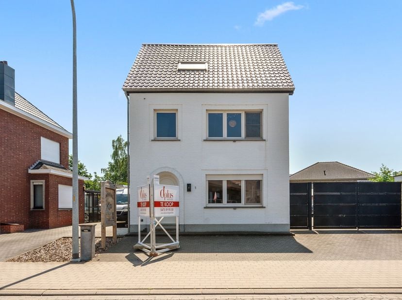 Op een uitstekende locatie in het centrum van Itegem bevindt zich deze veelzijdige vrijstaande woning.<br />
Dankzij de centrale ligging bevinden scho