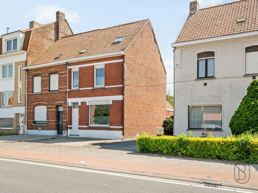 Spacieuse maison familiale avec 4 chambres et grand jardin !<br />
Cette maison à rafraîchir combine un agencement spacieux, un grand potentiel et une