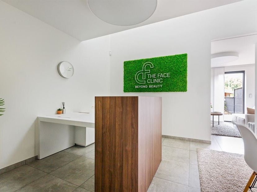 Deze verrassend ruime woning werd recent gebruikt als privépraktijk, maar behield grotendeels haar oorspronkelijke woonindeling. Hierdoor kan het pand