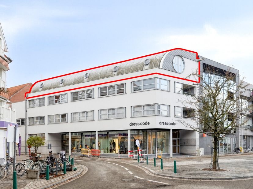 Construit en 1994, cet appartement bénéficie dun emplacement privilégié au cur de Waregem, avec commerces, restaurants et transports en commun accessi