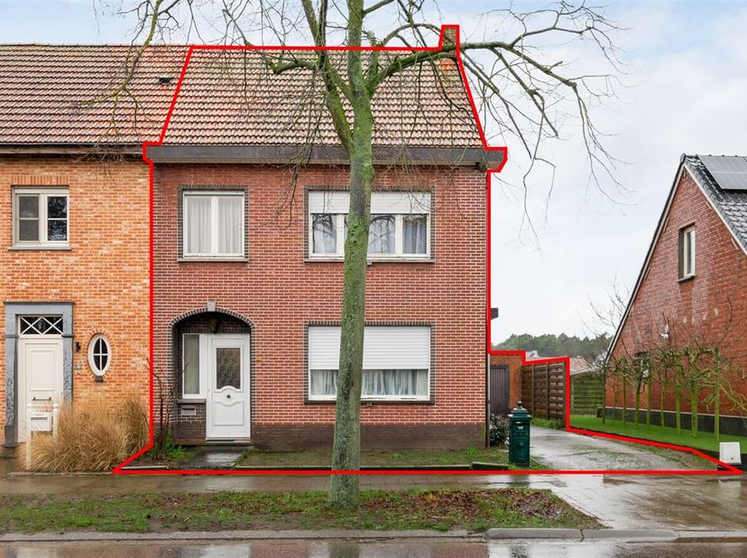 Openhuizendag op zaterdag 13 juni van 11u00 - 12u00 <br />
Gezinswoning met 3 slaapkamers<br />
Ligging:<br />
De woning is gelegen in het centrum van