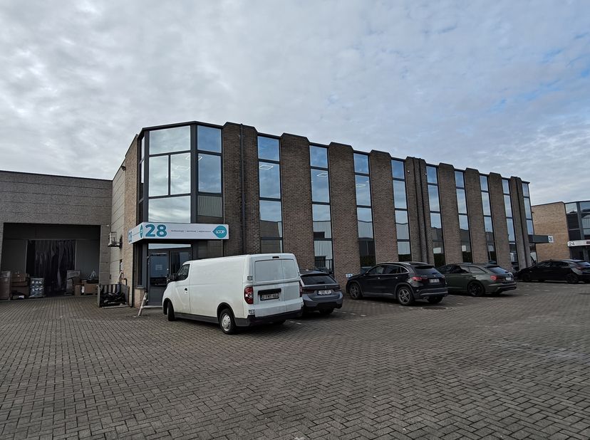 Bedrijfsunit met kantoren in Bedrijvenpark “Molenberg” te Schelle<br />
Gelegen ten zuiden van Antwerpen, langs de A12 (Antwerpen – Boom – Brussel), b
