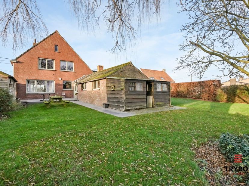 Welkom in deze unieke en veelzijdige kangoeroewoning in de Klerkenstraat 31 te Kortemark — perfect voor wie ruimte, flexibiliteit én rust zoekt.<br />